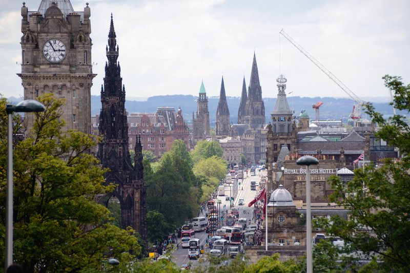 愛丁堡 Edinburgh<br>從卡爾頓丘 ( Calton Hill ) 遠眺愛丁堡城堡，灰濛濛的天氣，這是標準的英國灰冷暗沉畫面。<br/>