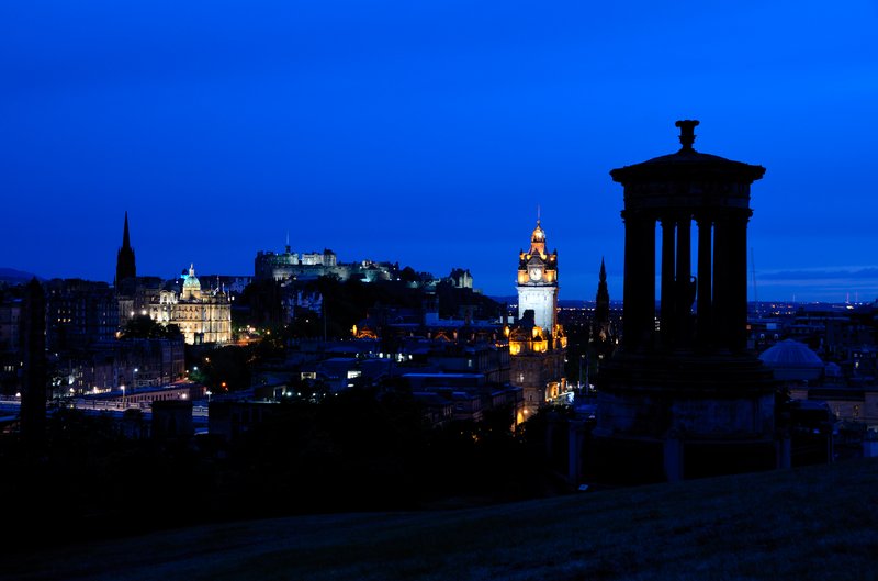 愛丁堡 Edinburgh<br>日落時分，當天空變成寶藍色時，從卡爾頓丘 ( Calton Hill ) 遠眺愛丁堡城堡。<br/>