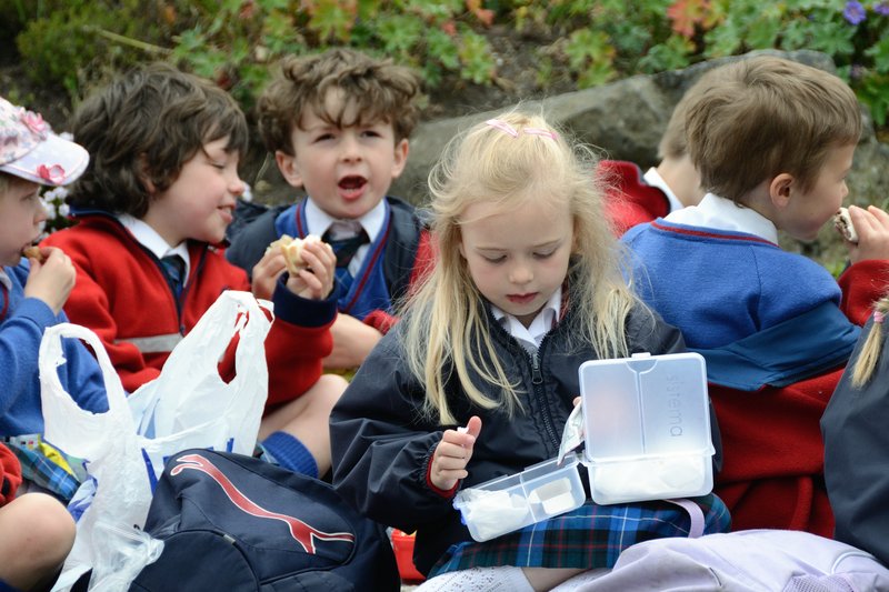 愛丁堡 Edinburgh<br>愛丁堡城堡中，一群戶外教學的小朋友正在野餐。<br/>