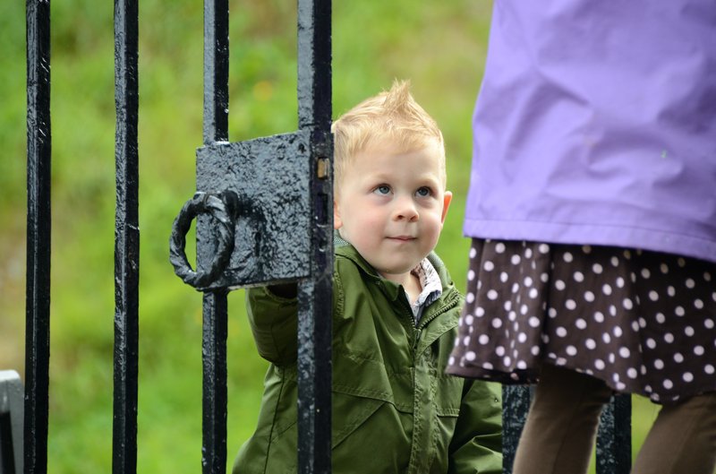 愛丁堡 Edinburgh<br>可愛的英國小鬼，和家人在城堡裡玩耍。<br/>