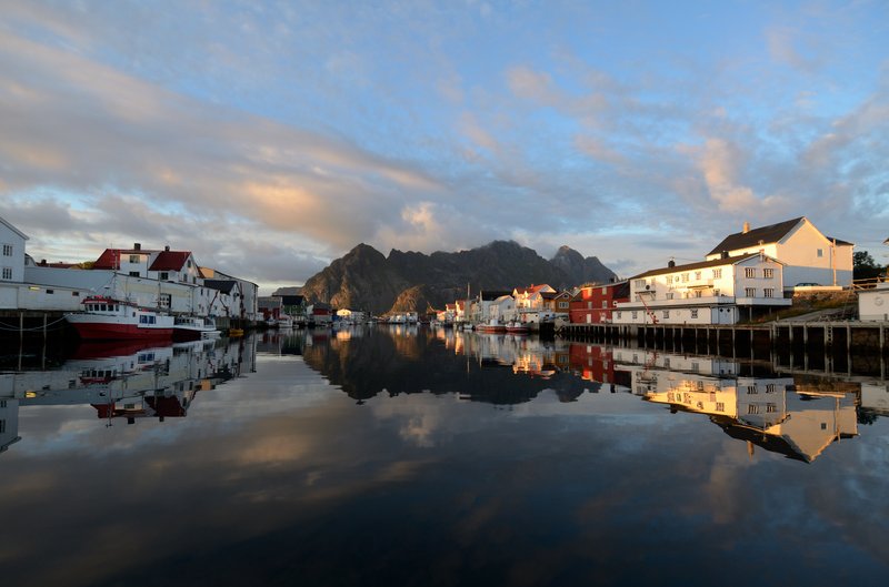 Henningsvaer<br>Henningsvar是挪威羅弗敦群島Lofoten有名而美麗的漁村，也被稱為「北方威尼斯」。<br/>