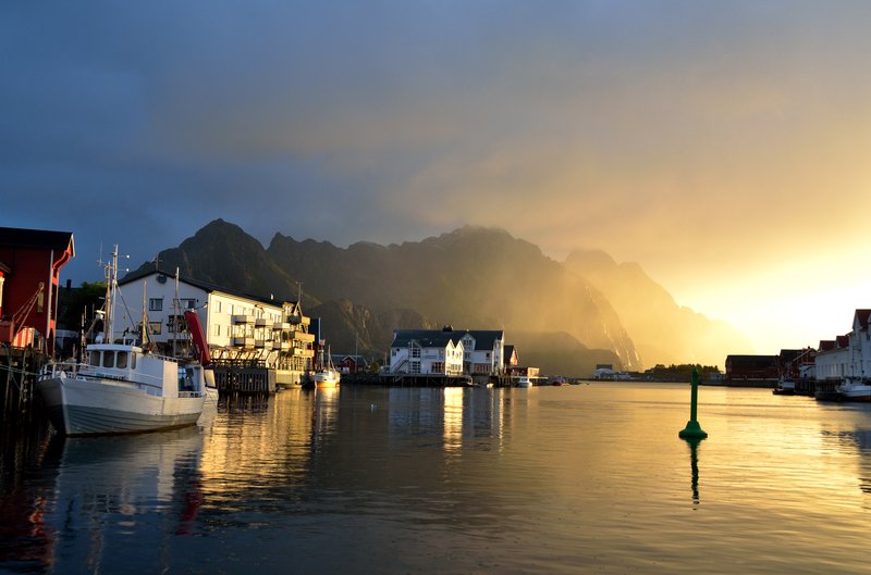 Henningsvaer<br>清晨的北方威尼斯，薄霧裡的陽光漫射在海面上，一切盡在不言中。<br/>