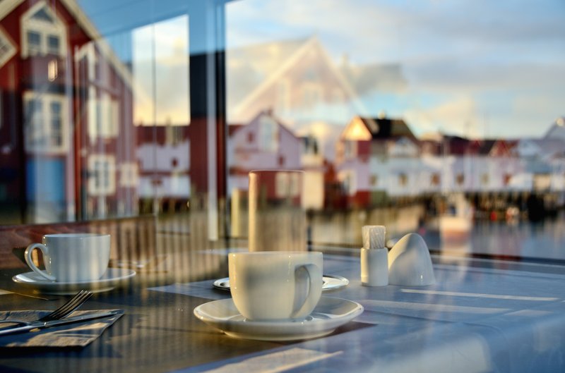 Henningsvaer<br>餐廳一偶，背景是對岸的老房子。<br/>