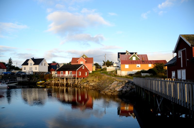 Henningsvaer<br>岸邊紅色的船屋，是冬季漁夫的小客房，我們也住了幾天。<br/>