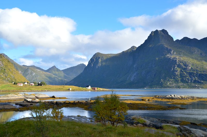 羅浮敦島 Lofoten<br>羅浮敦群島由數百個島嶼、水灣、湖泊和峽灣組成，當中還散落著靄靄白雪的高山。<br/>