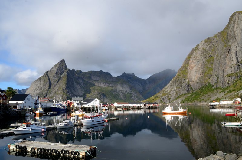 Hamnoya<br>Hamnoya 離羅浮敦島人氣最旺的小漁村Reine 很近，遠處中間的紅色船屋，我們住了三天。<br/>
