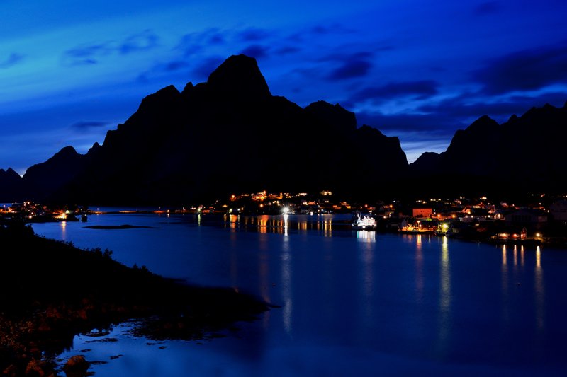 Reine<br>天氣不好的夜景，拍得有點差強人意。<br/>