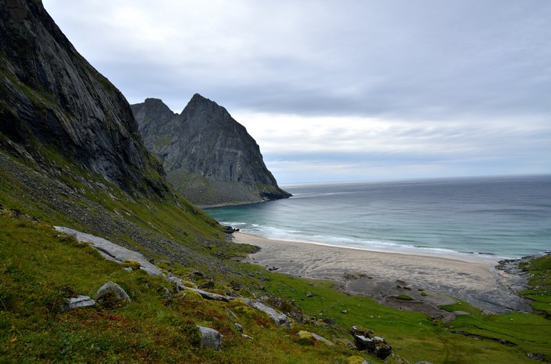 Kvalvika<br>沙灘三面環山，正面是海天一色的美景。<br/>