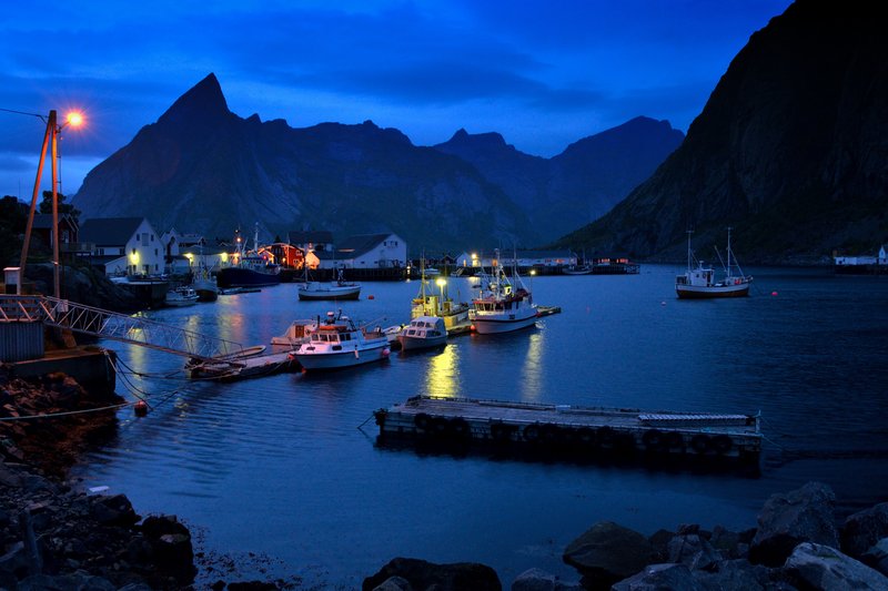 Hamnoya<br>Hamnoya 的夜景，小巧而迷人。<br/>