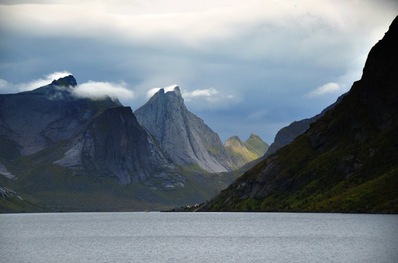 Reine<br>Reine的北邊山勢陡峭，似乎罕為人至。<br/>