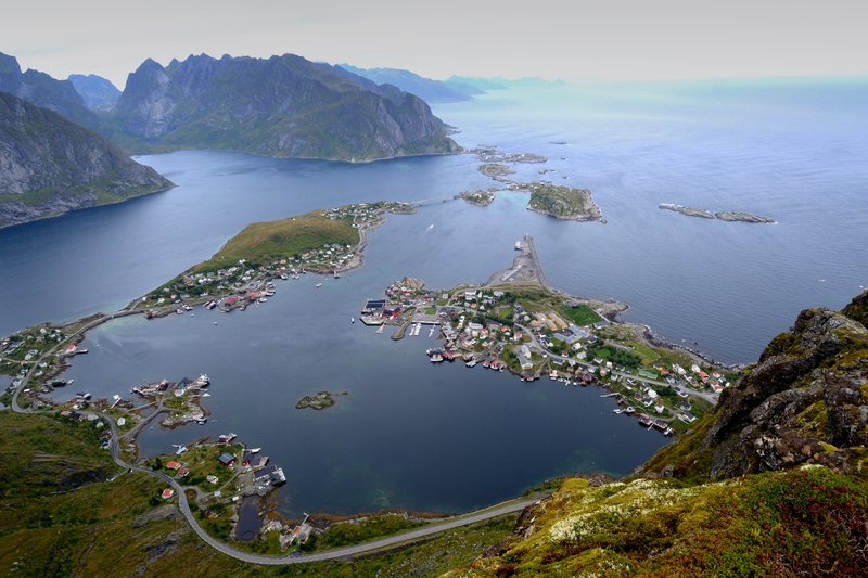 Reinebringen<br>努力爬上Reine對面的山頭，俯瞰整個港灣，辛苦是值得的。<br/>