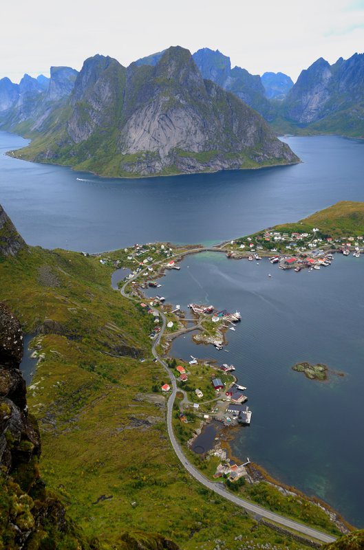 Reinebringen<br>站在峰頂讓人看到窒息的美景：奇峰群立,海色深沉，飛鳥盤旋，白雲鋪陳，漁船動靜，房屋散落，遠處若隱若現的山巒……..<br/>