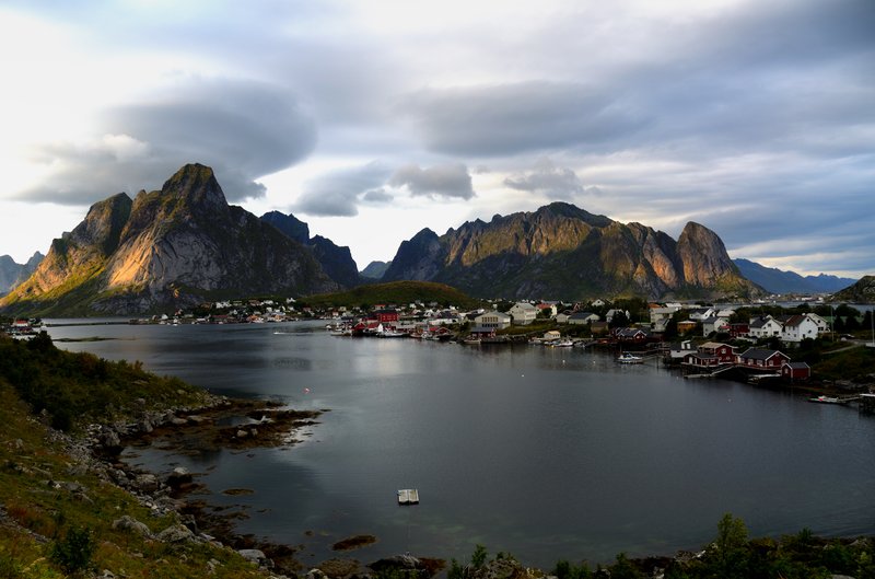 Reine<br>站在Reine村口的觀景台，雖然天氣不好，夕陽依然有可觀處。<br/>