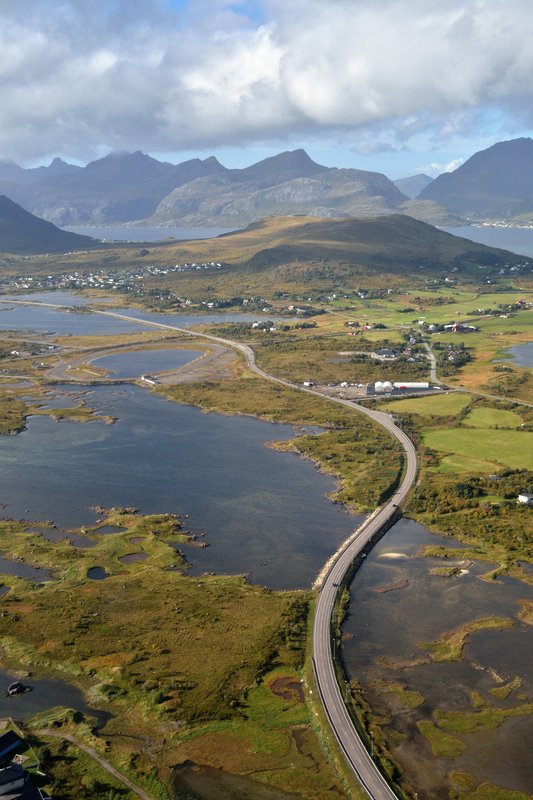 羅浮敦島 Lofoten<br>從飛機上俯瞰羅浮敦島，一趟動人心弦的旅程就此展開。<br/>