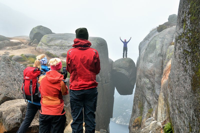 Kjeragbolten<br>Kjeragbolten是位於Kjerag高原西邊的一顆大圓石，因自然掉落剛好卡在兩座山壁之間，底下就是落差984公尺的峽灣水面。<br/>
