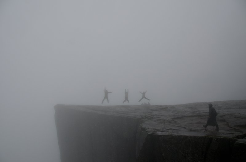 Preikestolen<br>等過一天的好天氣，上到聖壇岩卻是大雨雲霧中，甚麼風景也看不到。<br/>