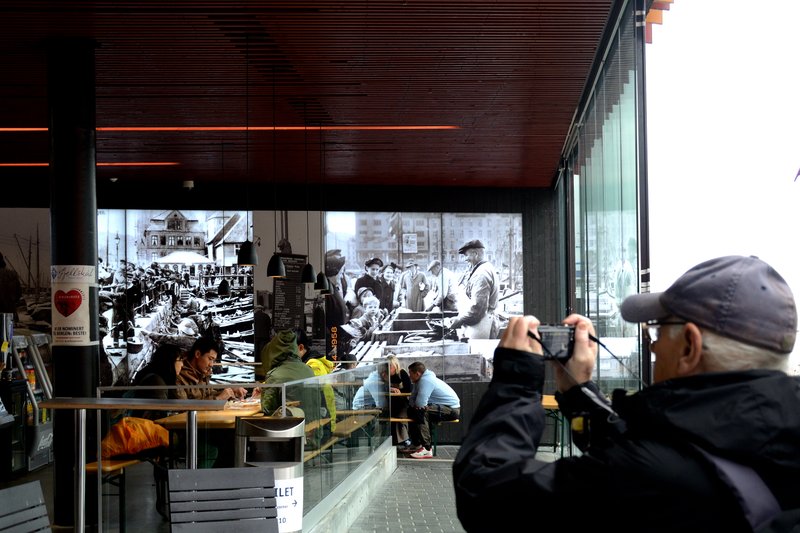 Bergen<br>Bryggen對岸的市場，已經改建成現代化觀光魚市場。<br/>