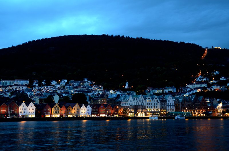 Bergen<br>清晨我又回到Bryggen，從對岸可以清楚看到纜車站的燈光。<br/>