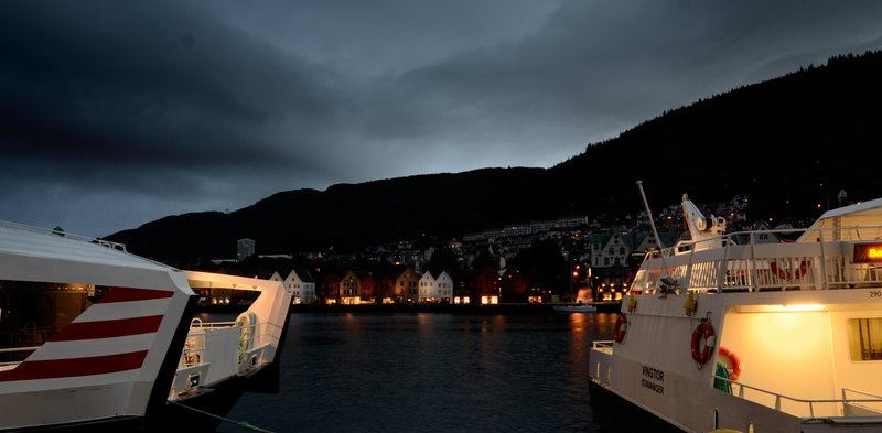 Bergen<br>一艘要去峽灣的遊輪，大清早準備要出航了。<br/>