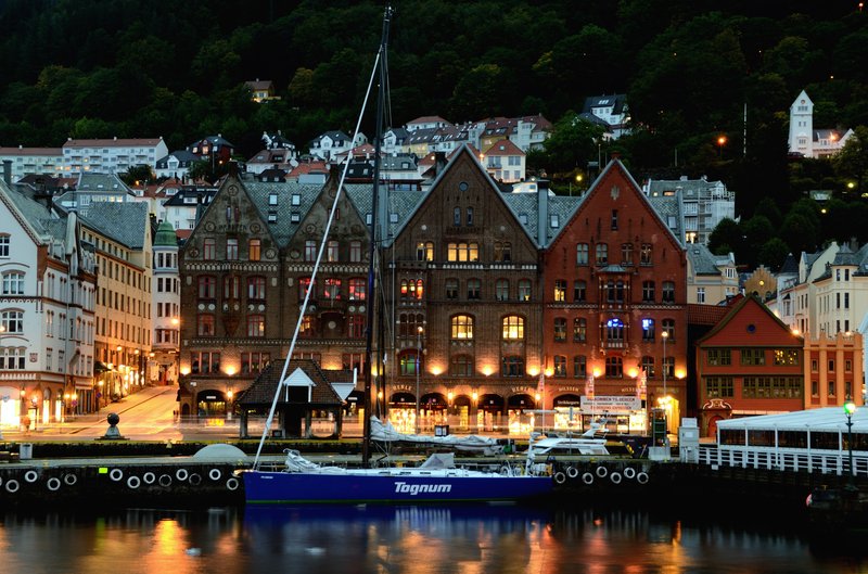 Bergen<br>清晨的Bryggen，華麗的街景燈光映在海面上。<br/>