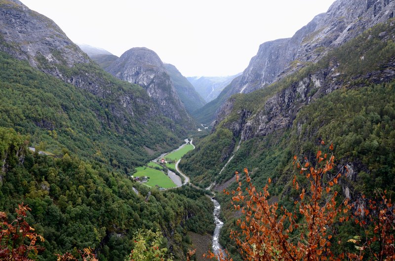 Stalheim Hotel<br>飯店後方的陡峭山路，沿途有13個髮夾彎道，開起來很好。<br/>