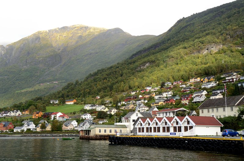 Aurland<br>右下方渡輪停靠處，後方的港邊小屋，就是今晚的住宿點。<br/>