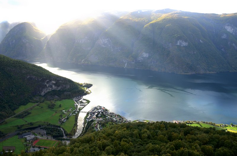 Aurland<br>夕陽射光照在峽灣小鎮上，那是今晚的住宿點Aurland。<br/>