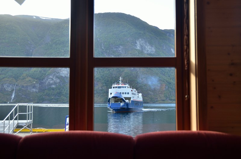 Aurland<br>渡輪彷彿緩緩駛進屋子裡。<br/>
