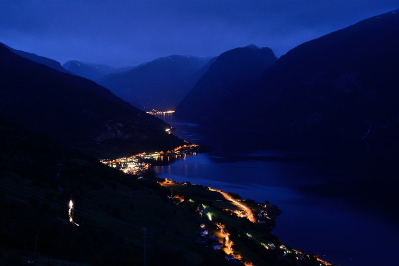 Aurland<br>峽灣的夜景真迷人，後方燈光處就是Flam。<br/>
