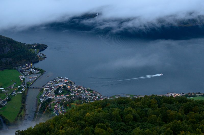 Aurland<br>清晨裡一艘早起的渡輪，緩緩駛離小鎮。<br/>