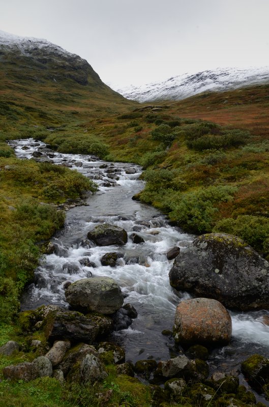 Aurlandsvangen 雪之路<br>雪之路連結Laerdal至Aurland，山頂仍是銀白世界。<br/>