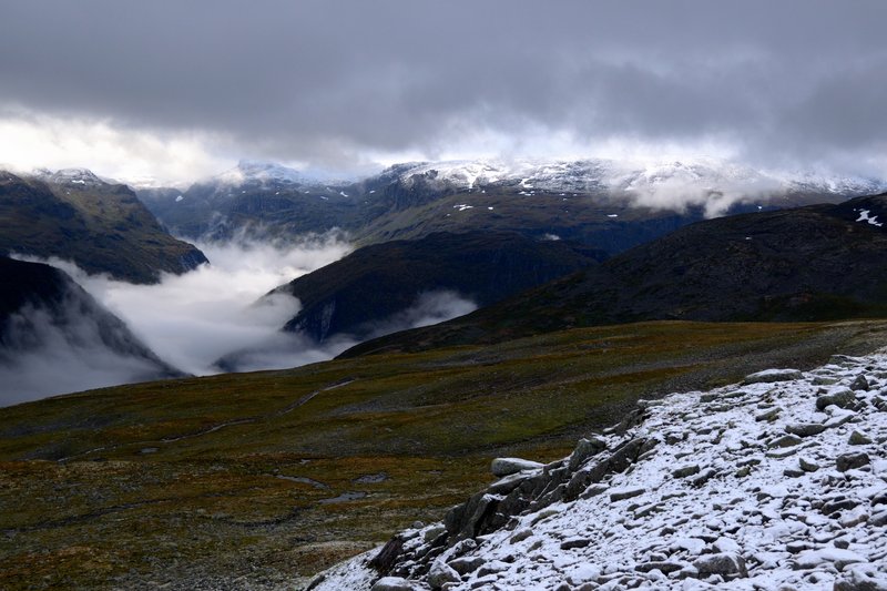 Aurlandsvangen 雪之路<br>晶瑩剔的白雪覆蓋了起伏的群山，融雪匯聚後行成山間的冰湖，分散在蜿蜒曲折的道路兩旁，很是靜謐優美。<br/>