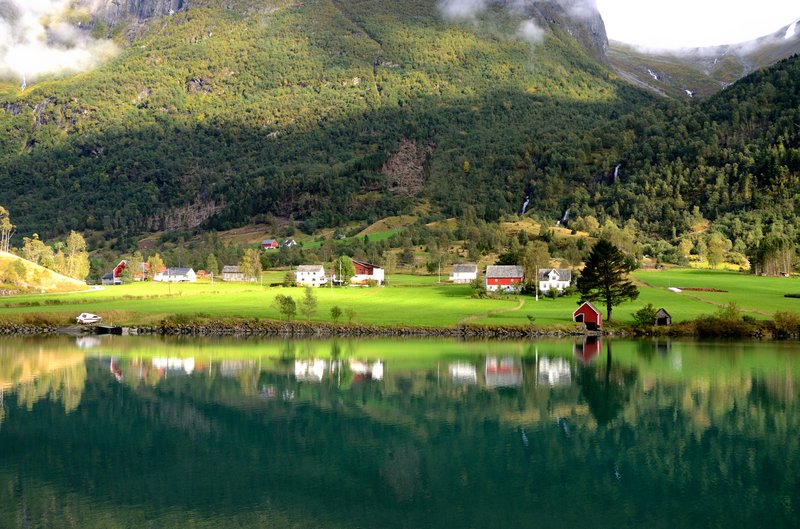 Oldevatnet<br>雲霧中小木屋的倒影，就是峽灣美景的寫照。<br/>