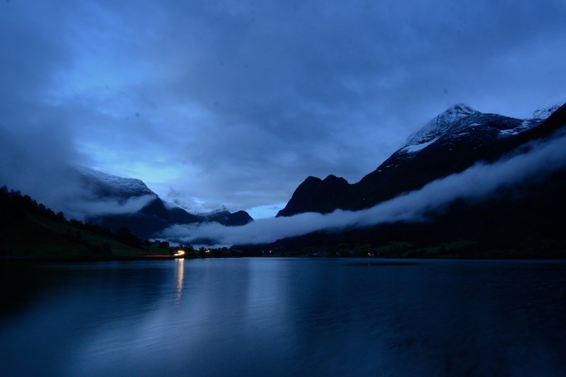 Oldevatnet<br>又是個多雲的日出，看來今天的天氣好不了。<br/>