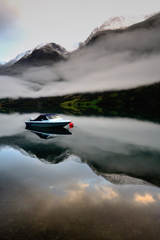 Oldevatnet<br>攝氏四度的清晨，太陽跟旅行的同伴一樣，躲在棉被裡不肯起床，但是風景依舊美得嚇人。<br/>