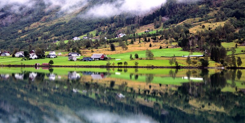 Oldevatnet<br>雲霧中小木屋的倒影，就是峽灣美景的寫照。<br/>