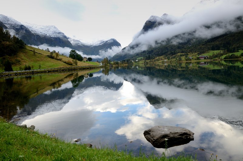 Oldevatnet<br>超級無敵大美景，可惜陽光不肯賞臉。<br/>