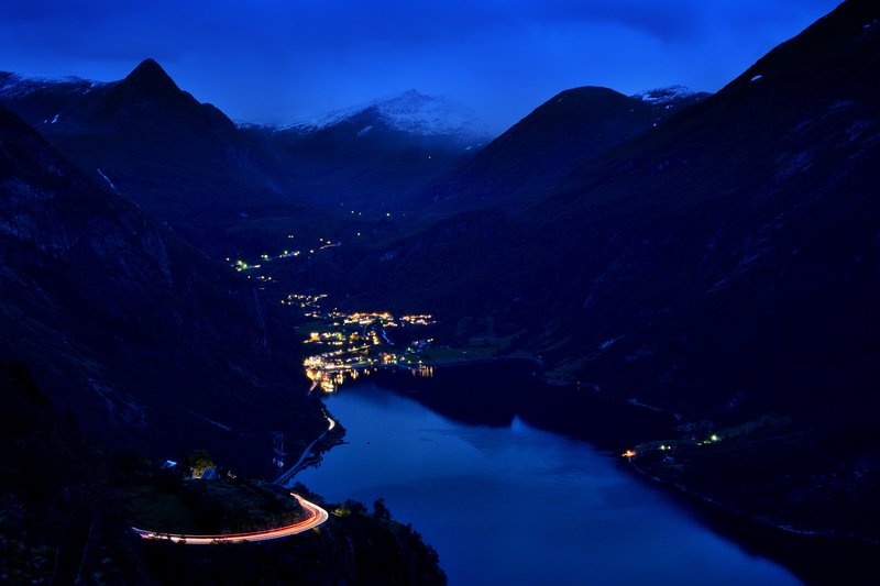 Geiranger<br>從Geiranger的觀景台看夜景，路上好多車子幫我打光畫車燈軌跡。<br/>