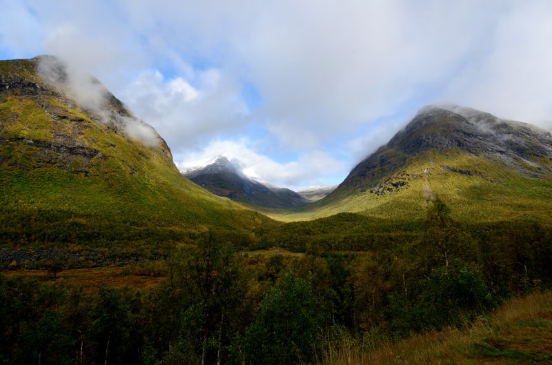 蓋倫格峽灣 Geirangerfjord<br>陽光跟雲霧捉迷藏，在秋天裡畫寫生。<br/>