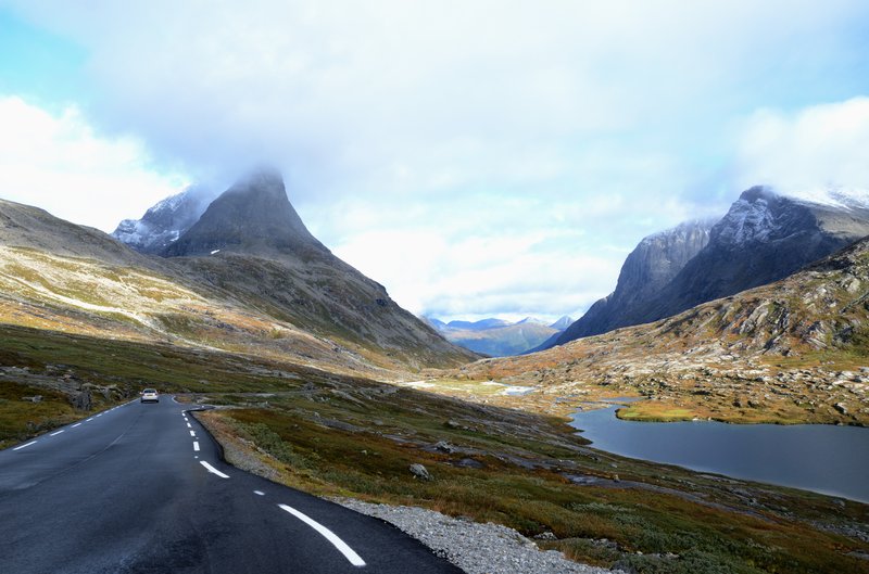 蓋倫格峽灣 Geirangerfjord<br>高山湖泊隨時就在公路旁出現，拍到有點手軟。<br/>