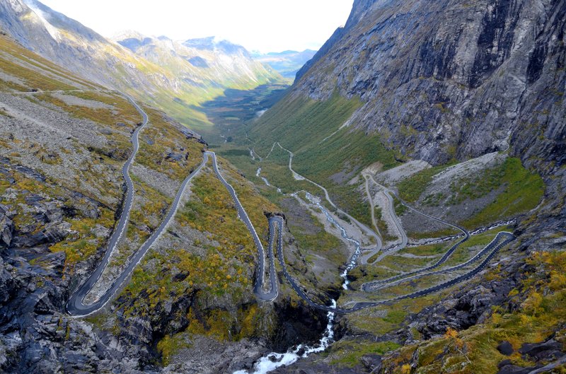 Trollstigen<br>精靈之路中最驚險的一段，而這條 Trollstigen 公路，也是世界上18條最奇特的公路之一。<br/>