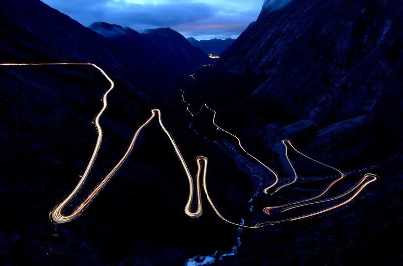 Trollstigen<br>精靈之路中最驚險的一段，簡直可以拍挪威版的頭文字Ｄ，當然請不到周董來，所以今晚王董客串演出。<br/>