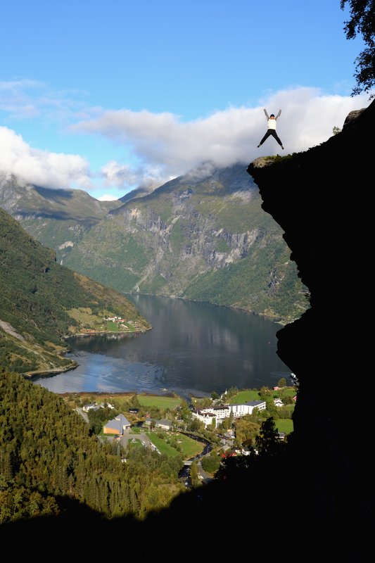 Geiranger<br>這個景點就在離Geirange小鎮不遠，不太危險所以就示範跳一下。<br/>