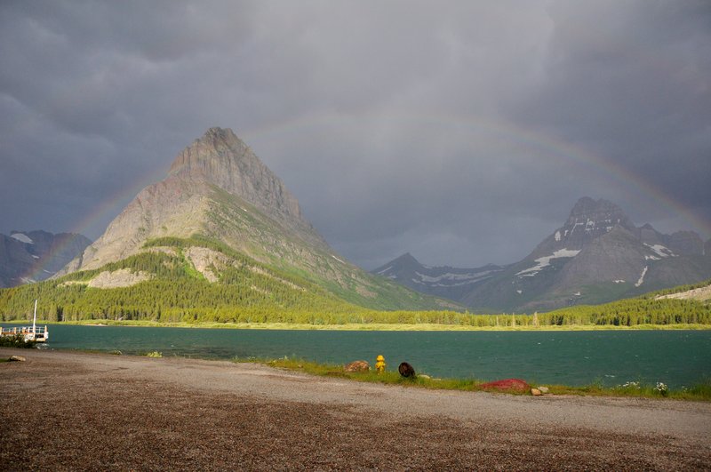 Many Glacier<br>雨中的湖邊突然出現彩虹， 讓正在用餐的我跑出去拍照。<br/>