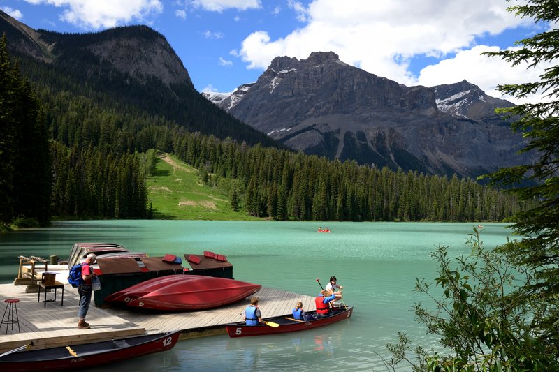 Emerald Lake翡翠湖<br>繞著湖畔小徑，湖底卵石水草清晰可見，不妨租一小船遊湖，讓自己也嵌入這神奇的畫中。<br/>