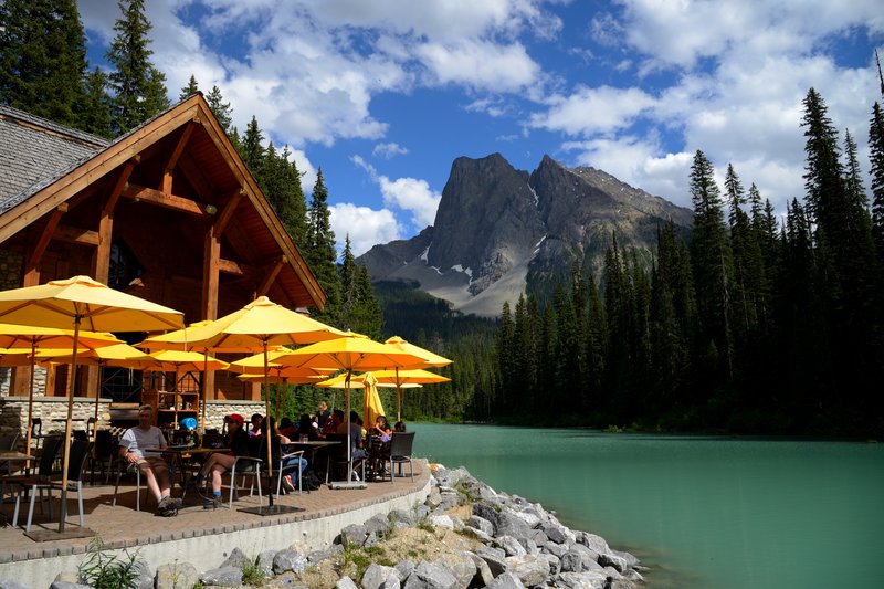 Emerald Lake翡翠湖<br>湖邊的餐廳，遊客悠閒的休憩著。<br/>
