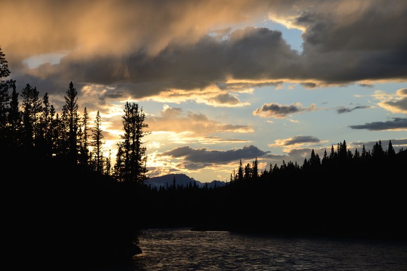 夏天裡的落磯山脈5:40天就亮22:00天才黑，要拍日出夜景，會玩到過勞死。<br/>