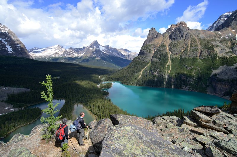 Lake O'Hara歐哈拉湖<br>一對登山的遊客，彷彿在讚嘆這是人間美景。<br/>