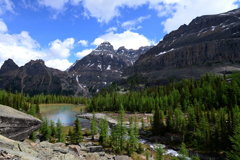 Moor Lake摩爾湖<br>雖然是盛夏，但是湖邊的高山依舊點點殘雪。<br/>