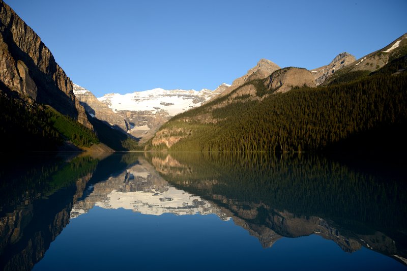 Lake Louise露易絲湖<br>露易絲湖被譽為「落基山脈上的藍寶石」，這裡是加拿大第二多遊客的觀光區。大概只有在清晨才能感受到她的靈氣。<br/>